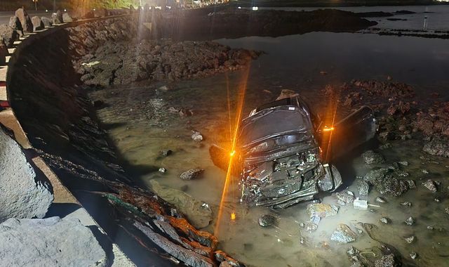 해안도로 1ｍ 아래로 추락한 승용차