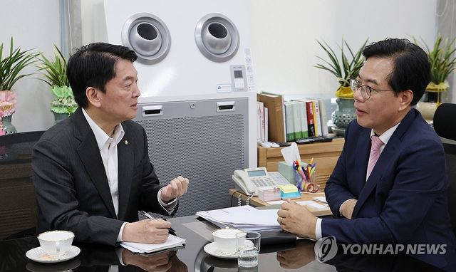 대화하는 송언석 비상대책위원장과 안철수 의원