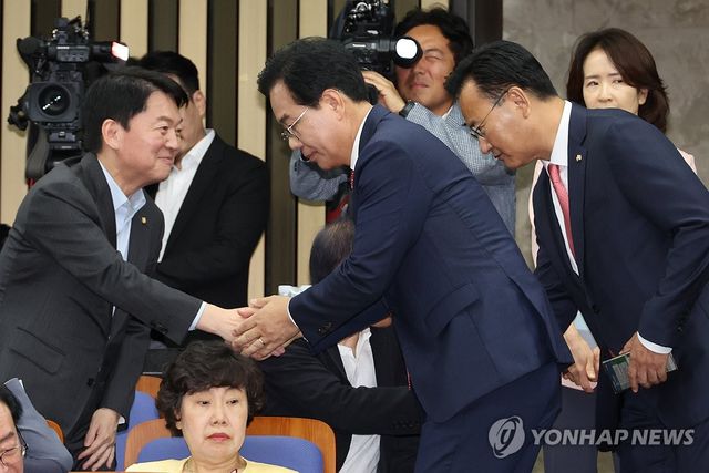 의총 참석하는 송언석 원내대표