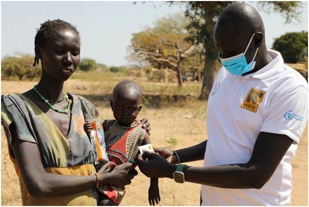 남수단 북부 바르엘가잘주에서 어린이의 영양 상태를 검사하는 국제구조위원회 직원