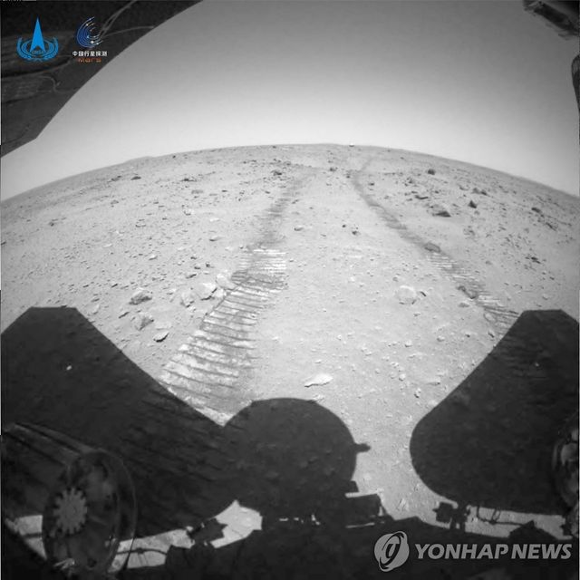 톈원 1호 임무의 화성 로버 주룽이 2021년 촬영한 화성 사진