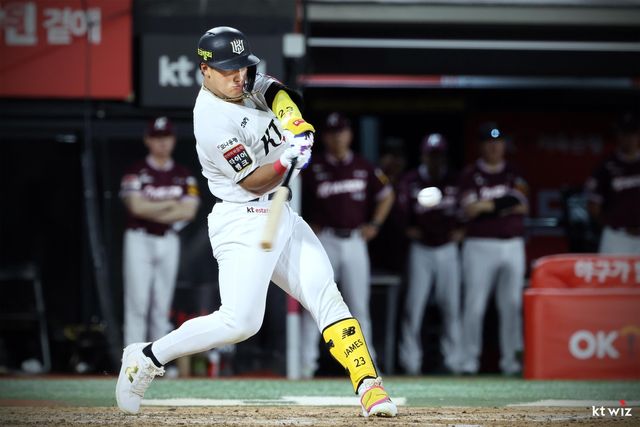 공을 찢을 기세로 방망이를 휘두르는 kt 안현민