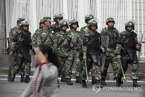 신장 우루무치에서 순찰 중인 중국 공안