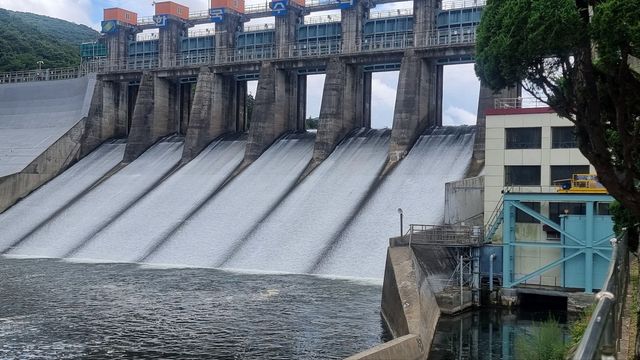 수문 연 괴산댐 
