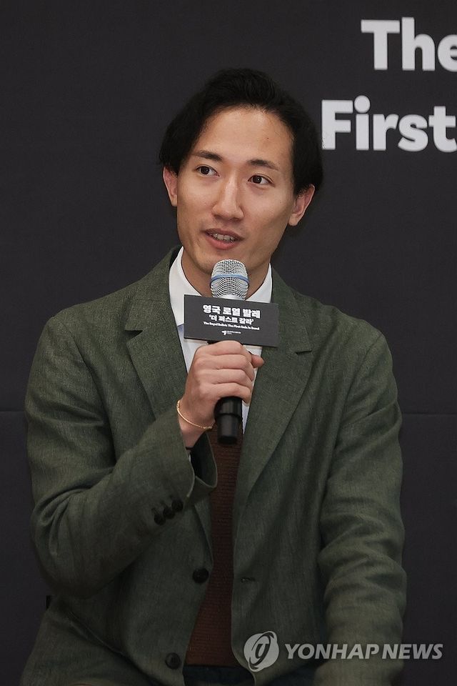 질문에 답하는 전준혁