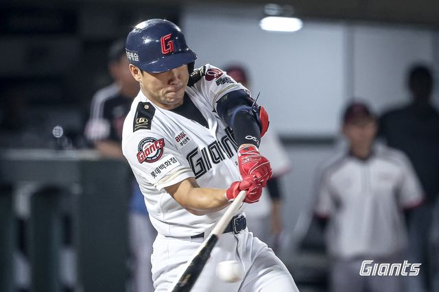 선제 투런포를 날린 전준우