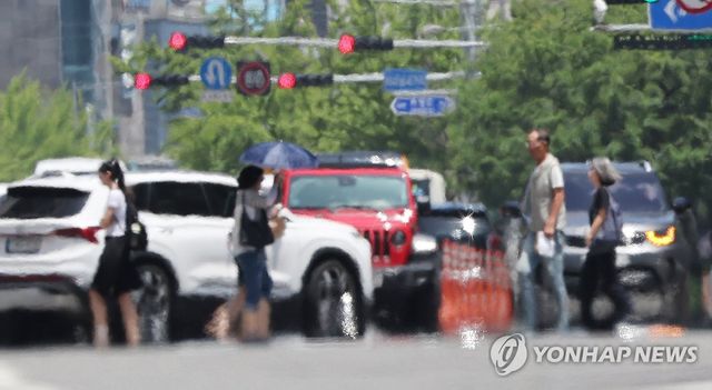 폭염 속 피어오르는 아지랑이