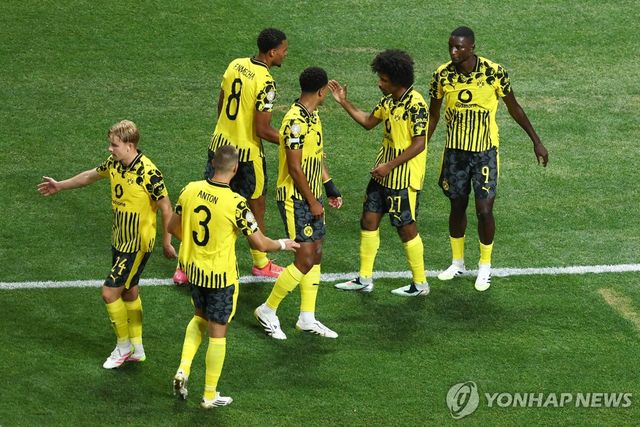 득점을 축하하는 도르트문트 선수들