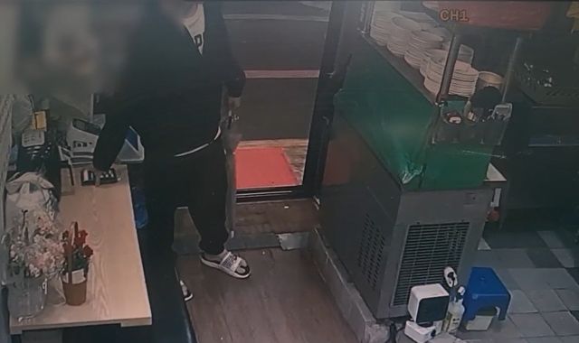 영세 음식점에서 주인 휴대전화 훔치는 A씨