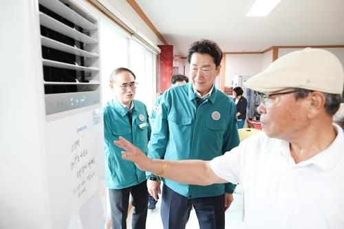 경로당 무더위 쉼터 점검하는 원강수 시장