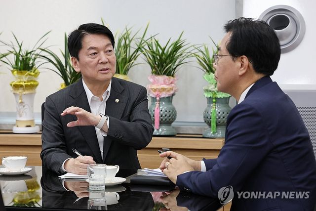 대화하는 송언석 비상대책위원장과 안철수 의원