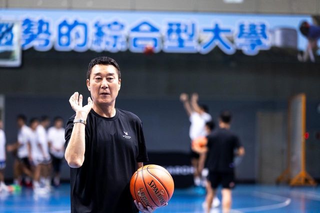 선수들 지도하는 이충희 전 부회장