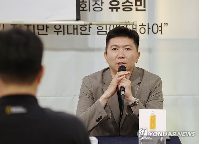 질문에 답하는 유승민