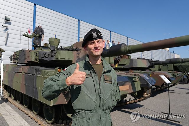 포즈 취하는 폴란드 K2 전차병