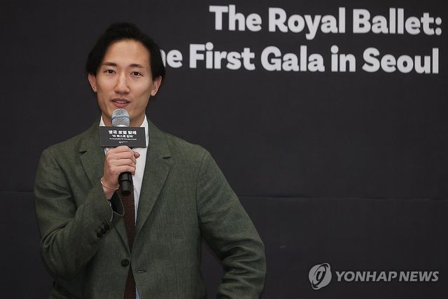 질문에 답하는 전준혁