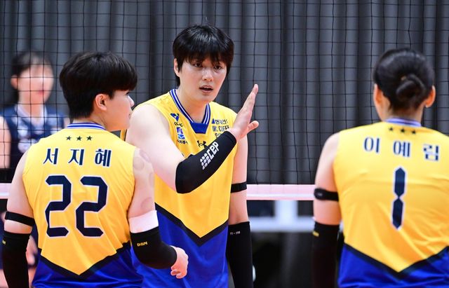 현대건설 소속으로 실업연맹 대회에 나선 김희진(중앙)