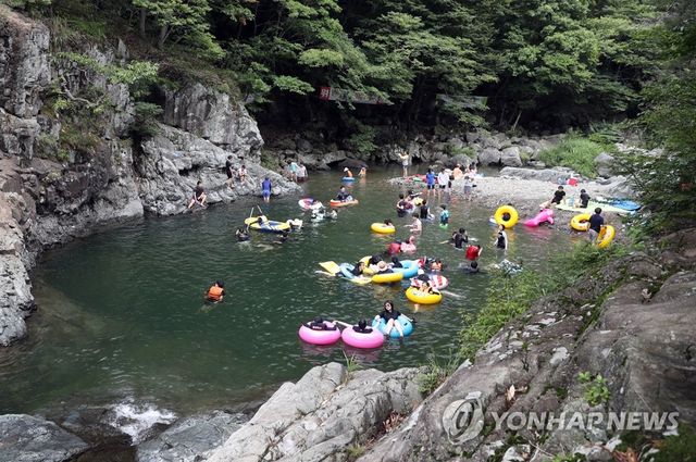 울주군 배내골 계곡…자연이 만든 물놀이장