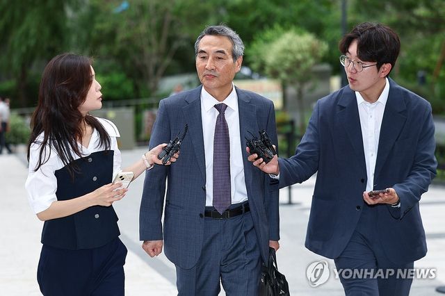 취재진 질문 속 출근하는 민중기 특검