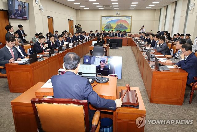 의사봉 두드리는 윤한홍 위원장