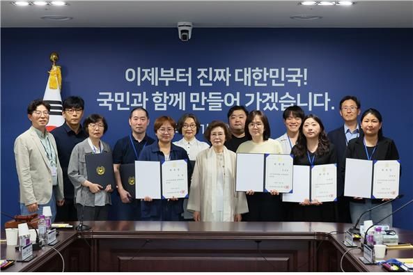 국민주권위 위촉장 수여식 후 촬영된 기념사진