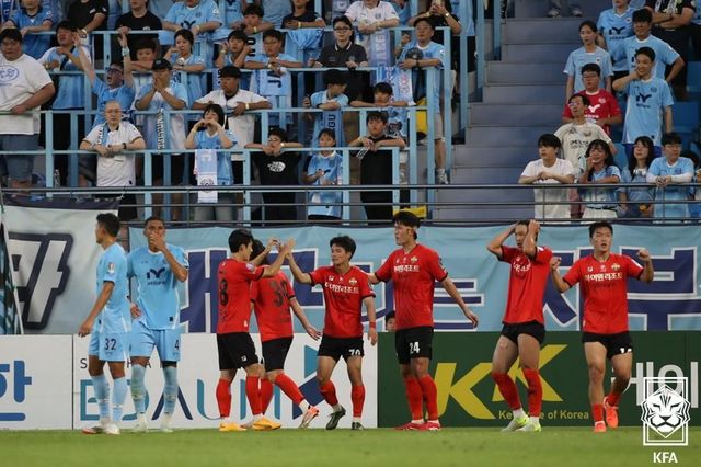 골세리머니를 펼치는 강원FC 선수들