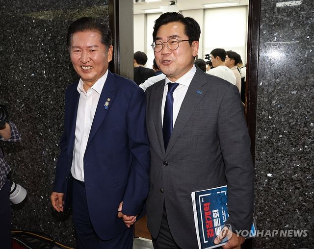 손잡고 다니는 정청래·박찬대 당대표 후보