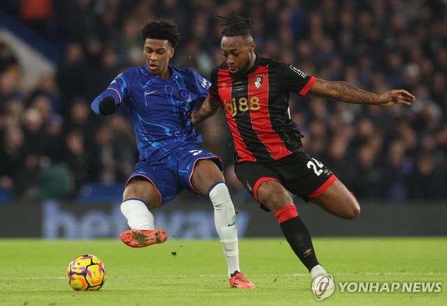 본머스와 계약을 연장한 앙투안 세메뇨(오른쪽)의 경기 모습.