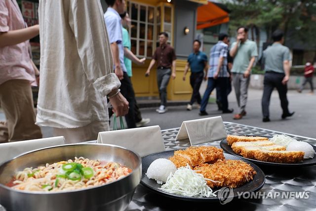 계속 오르는 외식 물가