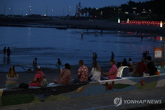 밤에도 식지 않는 더위