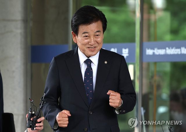 사무실 들어서는 정동영 통일부 장관 후보자