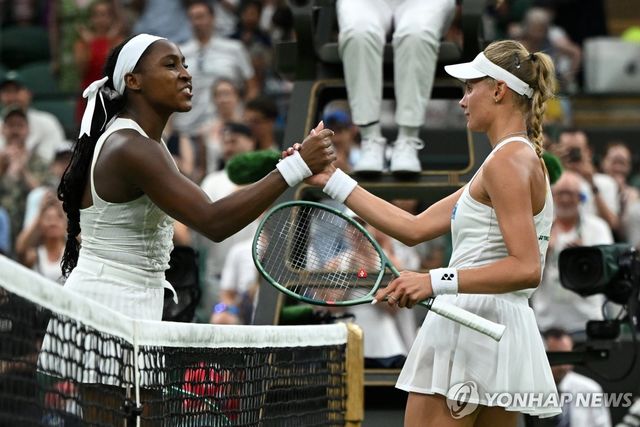 악수하는 고프와 야스트렘스카