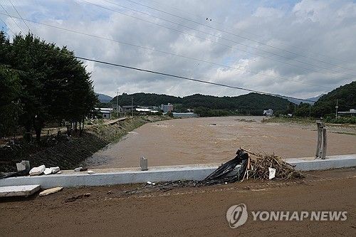 사라진 다리 난간