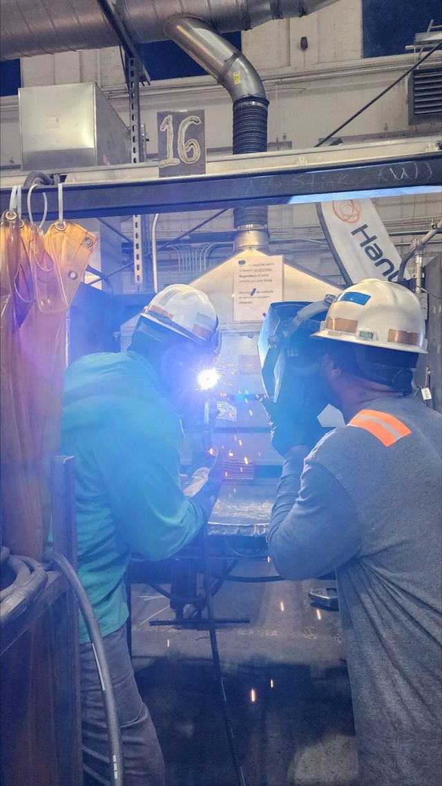 한화 필리조선소 트레이닝 아카데미에서 용접기술 배우는 견습생