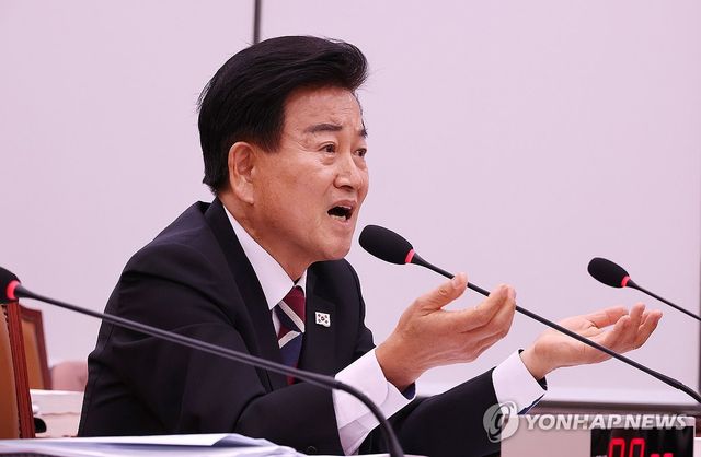 질의에 답변하는 정동영 통일부 장관 후보자