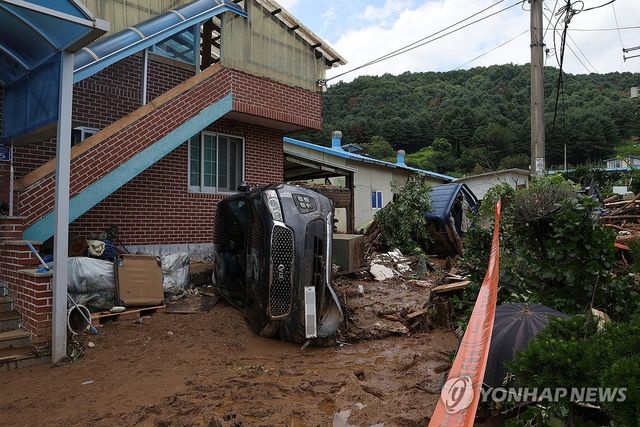 물폭탄에 쓰러진 차량