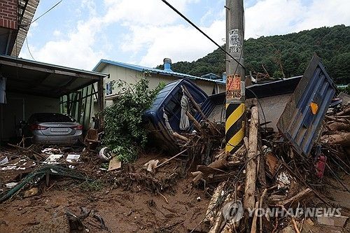 물폭탄에 쓰러진 차량