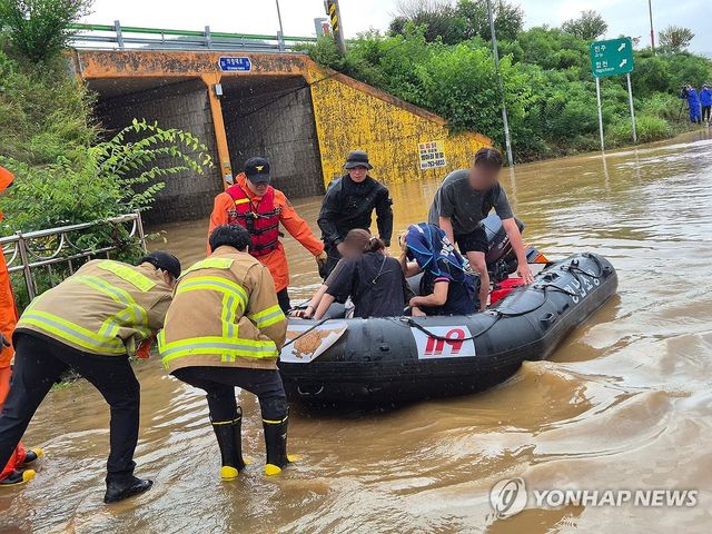 침수로 고립된 마을 주민 구조하는 소방대원들