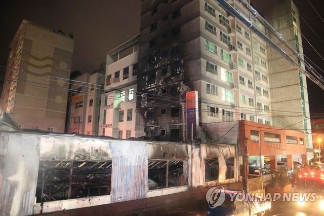 검게 그을린 제주 아파트