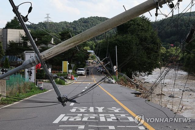 집중호우로 쓰러진 전봇대