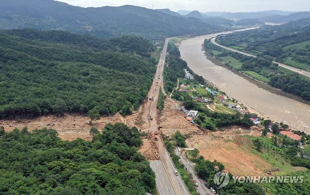 산청, 산사태·폭우 피해 도로 복구 작업