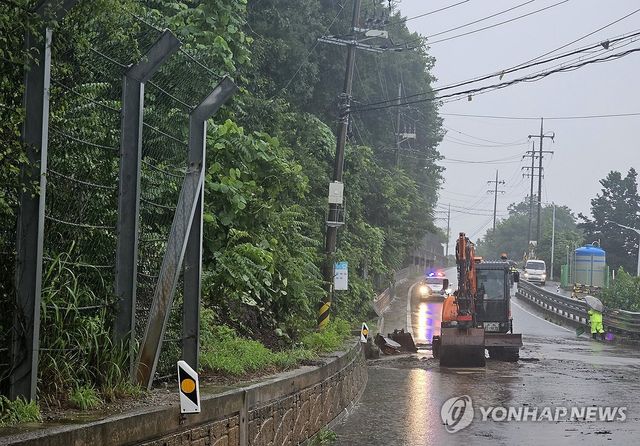 폭우에 유실된 토사 치우는 춘천시 관계자들