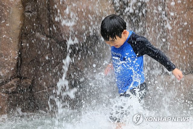 물놀이장 폭포 물줄기를 맞으며