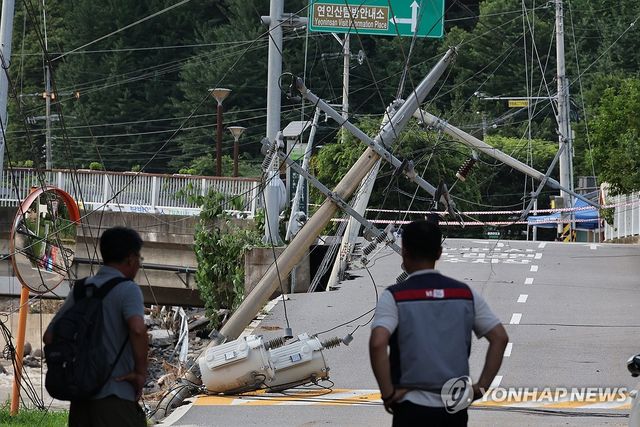 집중호우로 쓰러진 전봇대