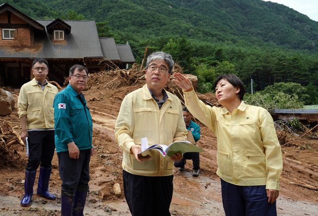 산청 산사태 피해지 점검하는 농식품부 장관과 산림청장 