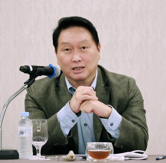 대한상의 하계포럼서 기자간담회 중인 최태원 SK그룹 회장