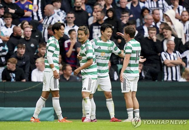 골 넣고 동료들과 자축하는 양현준(오른쪽에서 두 번째)