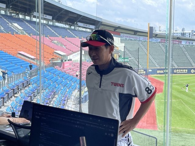 기자실을 찾은 염경엽 LG 감독