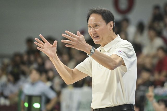 남자 농구 대표팀의 안준호 감독