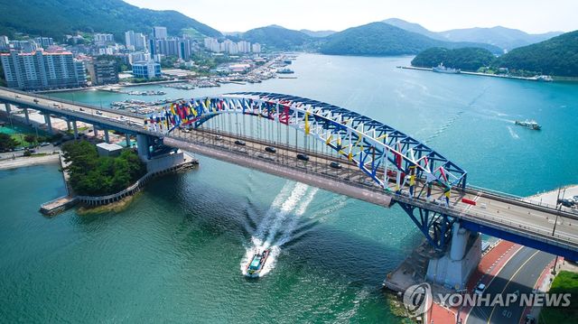 풍어제 디자인이 반쯤 그려진 통영대교