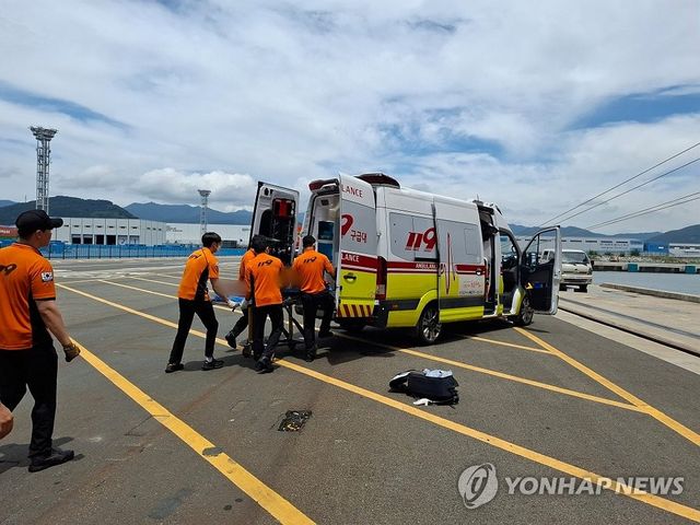 진해서 다이버 이송 중인 소방당국